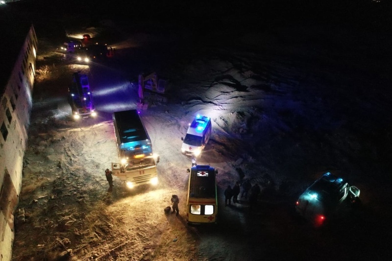 Более 9 часов спасатели боролись за жизнь рабочего, попавшего под завалы в Республике Тыва