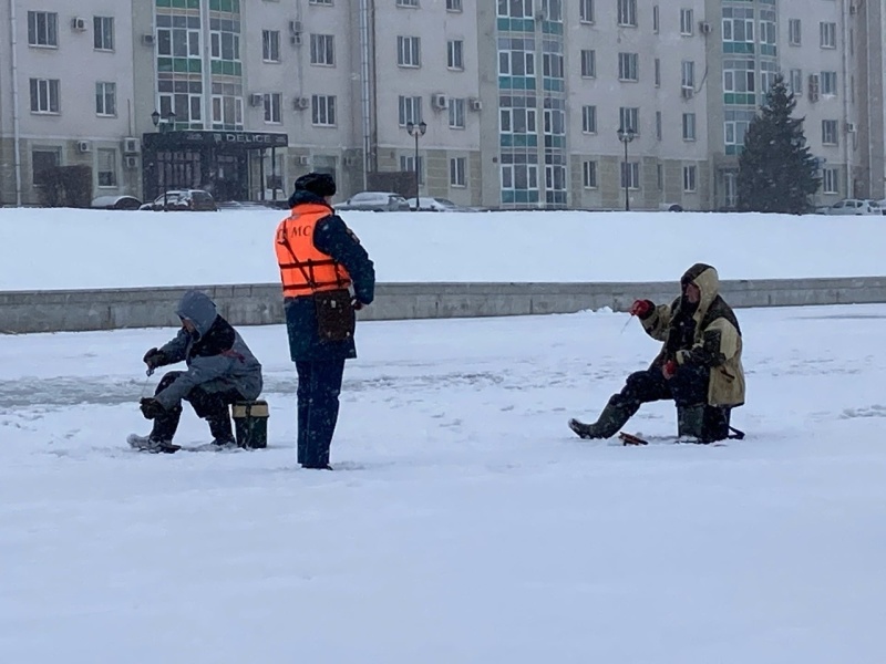 Инспекторы ГИМС МЧС России контролируют безопасность ледовых переправ и места выхода на лед