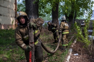Новосибирские пожарные спасли 20 человек из горящей девятиэтажки
