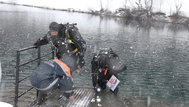 Символику 30-летия МЧС России и 75-летия победы в ВОВ установили на дне озера в Башкортостане