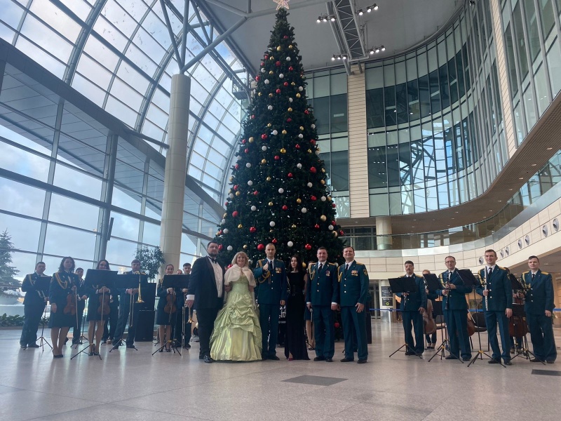 Показательный оркестр МЧС России дарит новогоднее настроение пассажирам московского аэропорта
