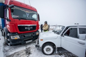 Спасатели и дорожники предупреждают автомобилистов о скользкой дороге в Новосибирской области