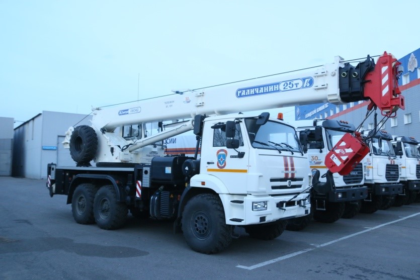 На вооружение спасателей МЧС России поступили новые автокраны