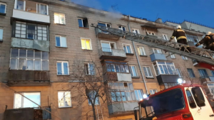 Женщину с ребенком спасли из горящей квартиры