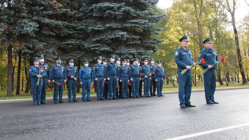 В Москве сотрудники МЧС России возложили цветы к Монументу участникам ликвидации последствий катастрофы на Чернобыльской АЭС