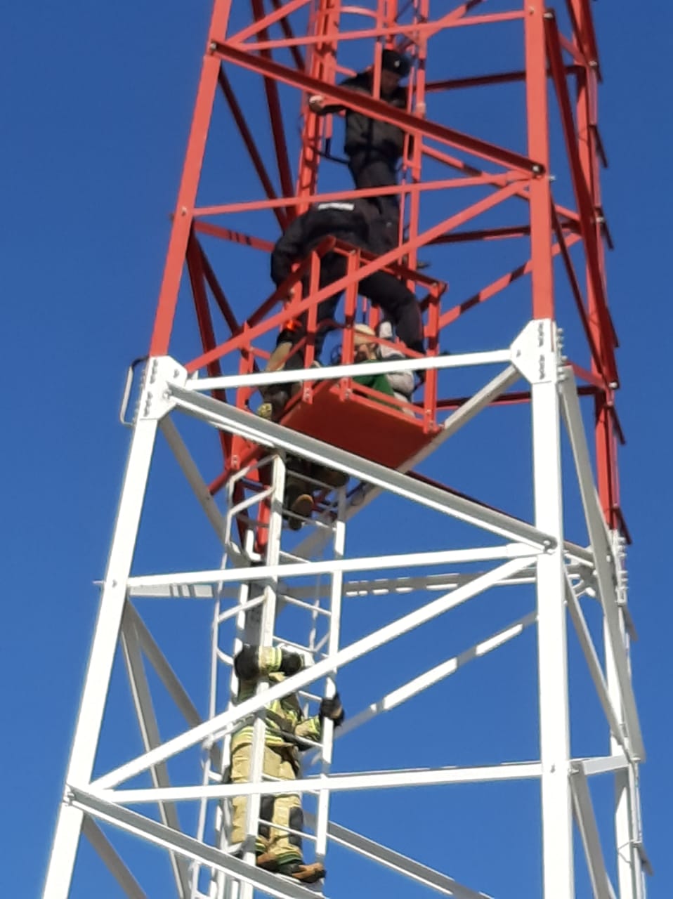 Омские спасатели оказали помощь женщине, оказавшейся в сложной ситуации (видео)