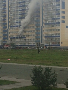 В Новосибирске пожарные спасли  из горящей многоэтажки восемь человек