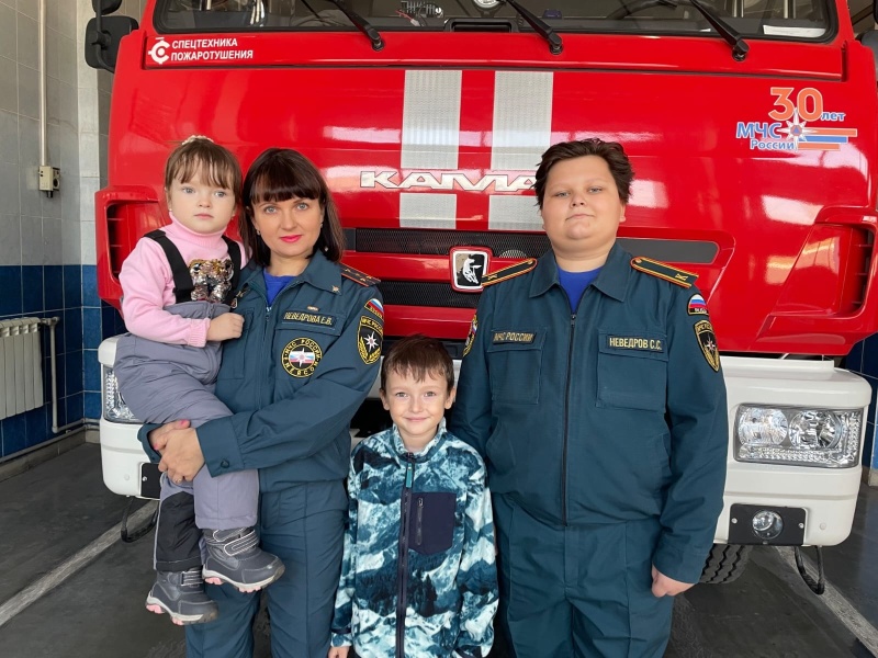 МЧС России поздравляет своих сотрудниц с Днем матери