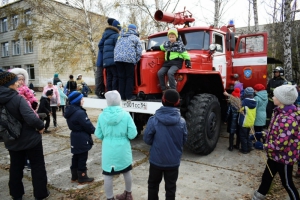Краснообские пожарные побывали в гостях у школьников, обучив правилам безопасности (фото, видео)