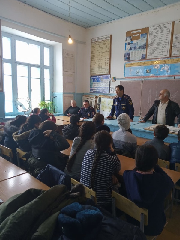 К 30-летию МЧС России: школьникам рассказывают о деятельности МЧС