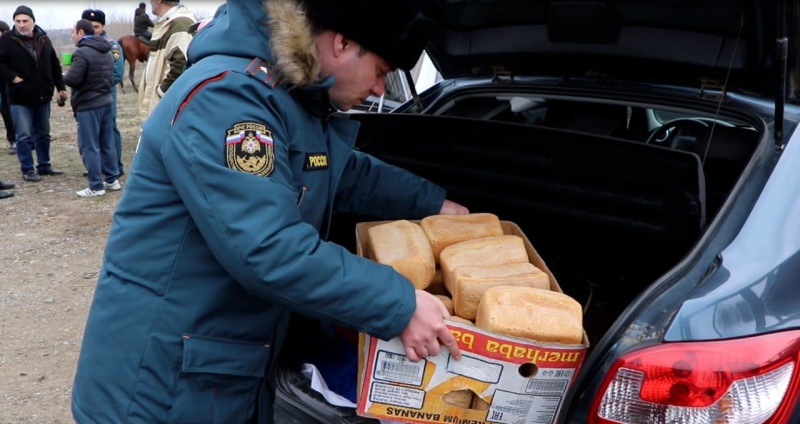 В Ингушетии сотрудники МЧС России организовали горячее питание для водителей фур, застрявших на федеральной трассе