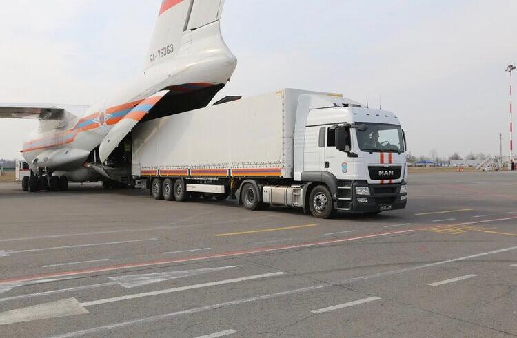 Борт МЧС России с 20 комплектами водоналивных дамб вылетел в Алтайский край