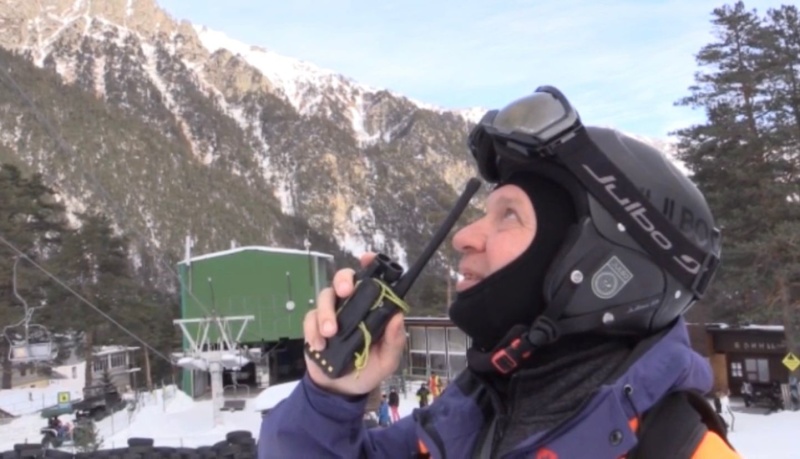 Спасатели МЧС России обеспечивают безопасность туристов в горах  в зимний период