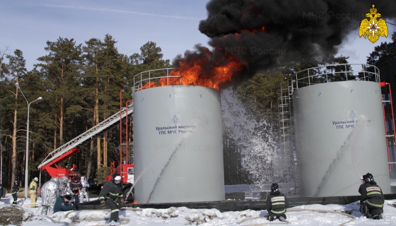 Выпускники Уральского института МЧС России участвуют в учениях по спасению людей из горящих помещений