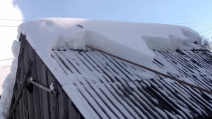 Необходимо очищать крыши от снега 