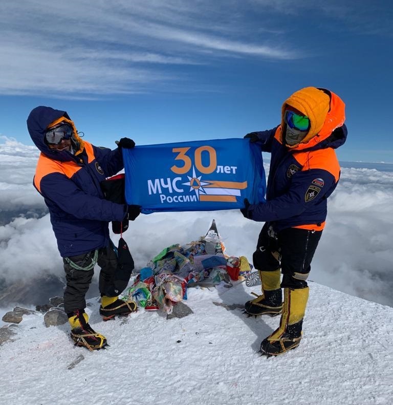 Флаг 30-летия МЧС России подняли на Эльбрус