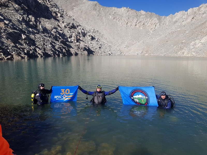 Спасатели МЧС России осуществили самое высокогорное погружение