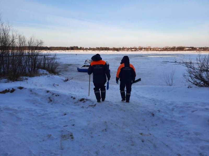 Сотрудники ГИМС контролируют безопасность ледовых переправ и места выхода на лед