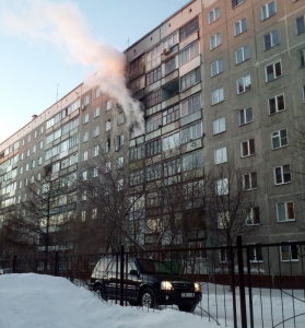 Новосибирские пожарные спасли двоих человек и 15 эвакуировали из-за возгорания в многоэтажном доме 