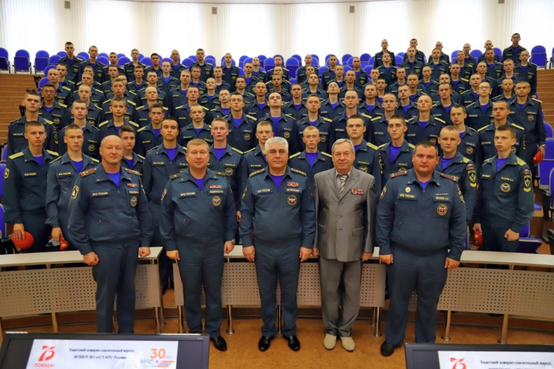 В День знаний в кадетском корпусе Академии гражданской защиты МЧС России прошел «урок мужества»