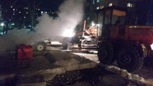 Коммунальные службы устраняют аварию на теплотрассе в Новосибирске