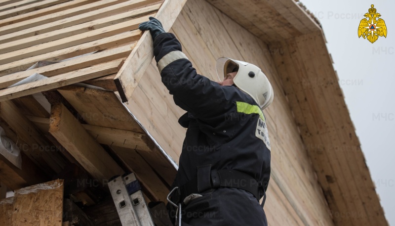 Сотрудники Главного управления МЧС России по Тверской области добровольно помогли жителям восстановить дома, разрушенные во время урагана