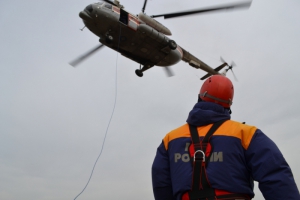 Спасатели Сибири отработали навыки беспарашютного десантирования (фото)