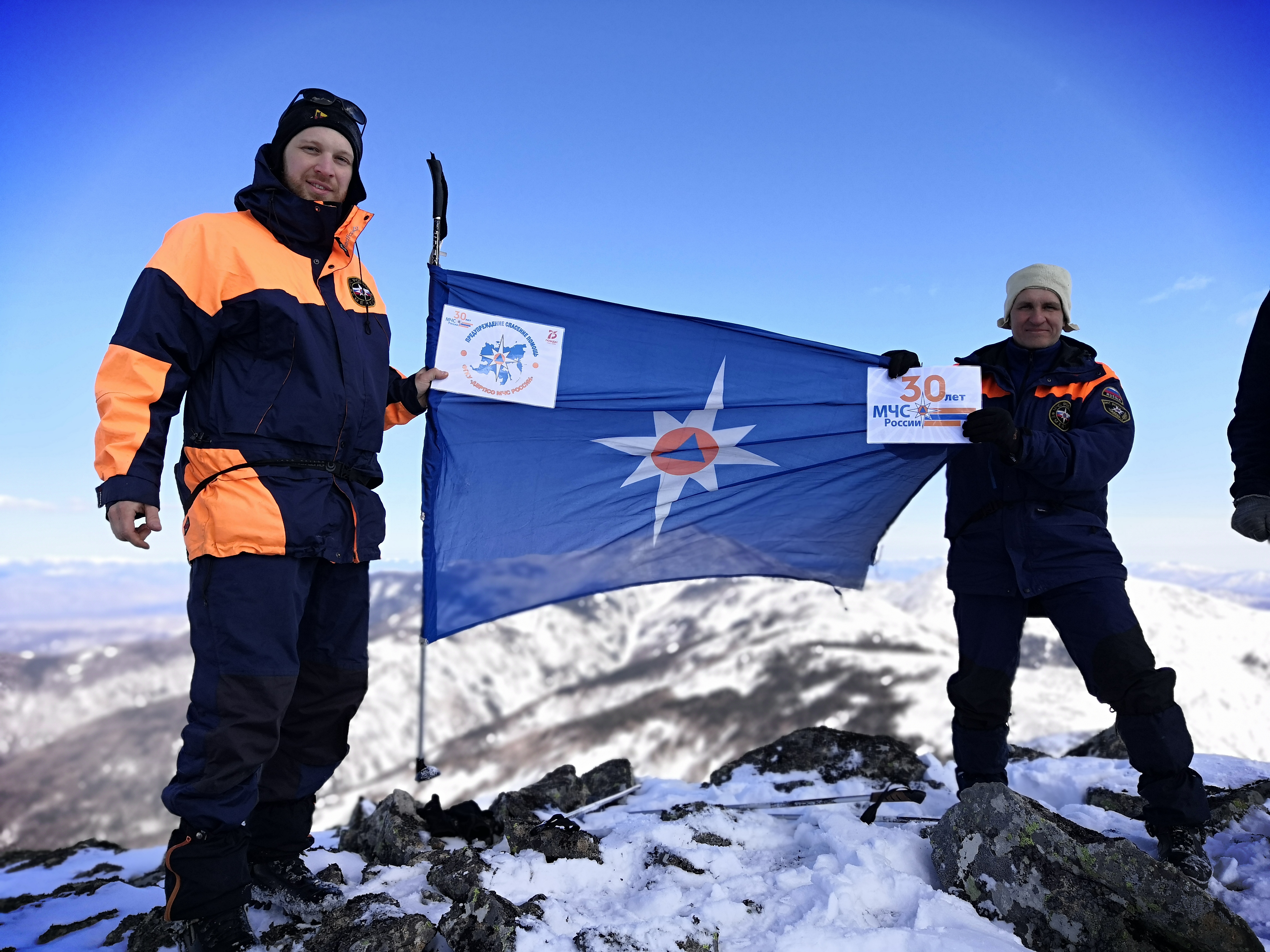 Спасатели Дальневосточного регионального отряда развернули флаг МЧС России на вершине горы Элеор