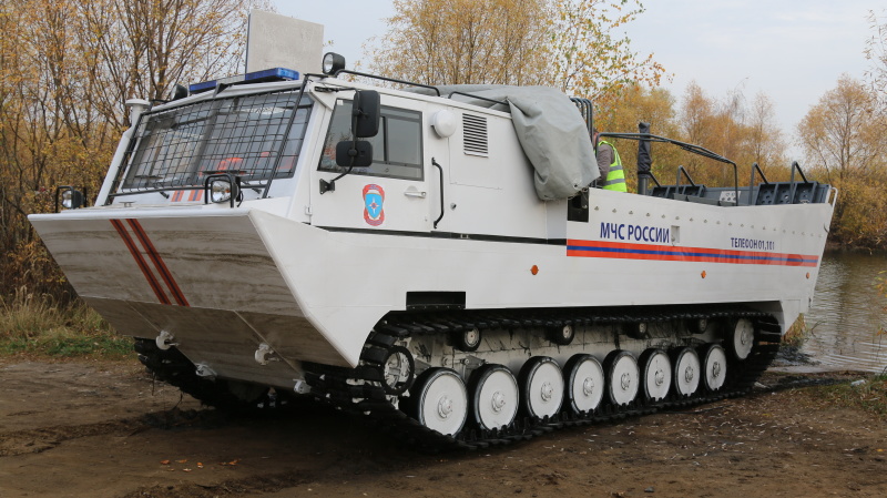 В Нижнем Новгороде проходят испытания нового плавающего пожарно-спасательного транспортного средства (видео)