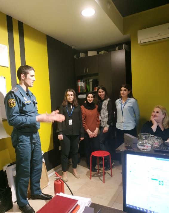 Сотрудники МЧС проводят противопожарные занятия на торговых объектах