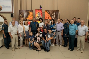 «Во имя жизни». В Новосибирске открыта уникальная ультрафиолетовая выставка (фото)