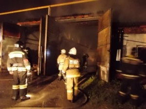 Пожарные ликвидировали крупный пожар в цеху по производству полиэтилена