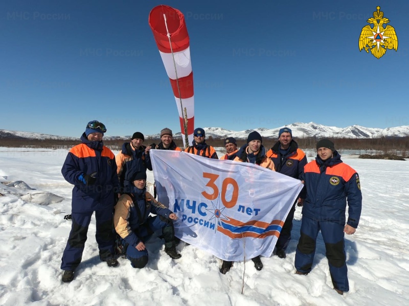 Спасатели провели тренировку в воздухе и развернули над Магаданом флаг «30 лет МЧС России» (видео)