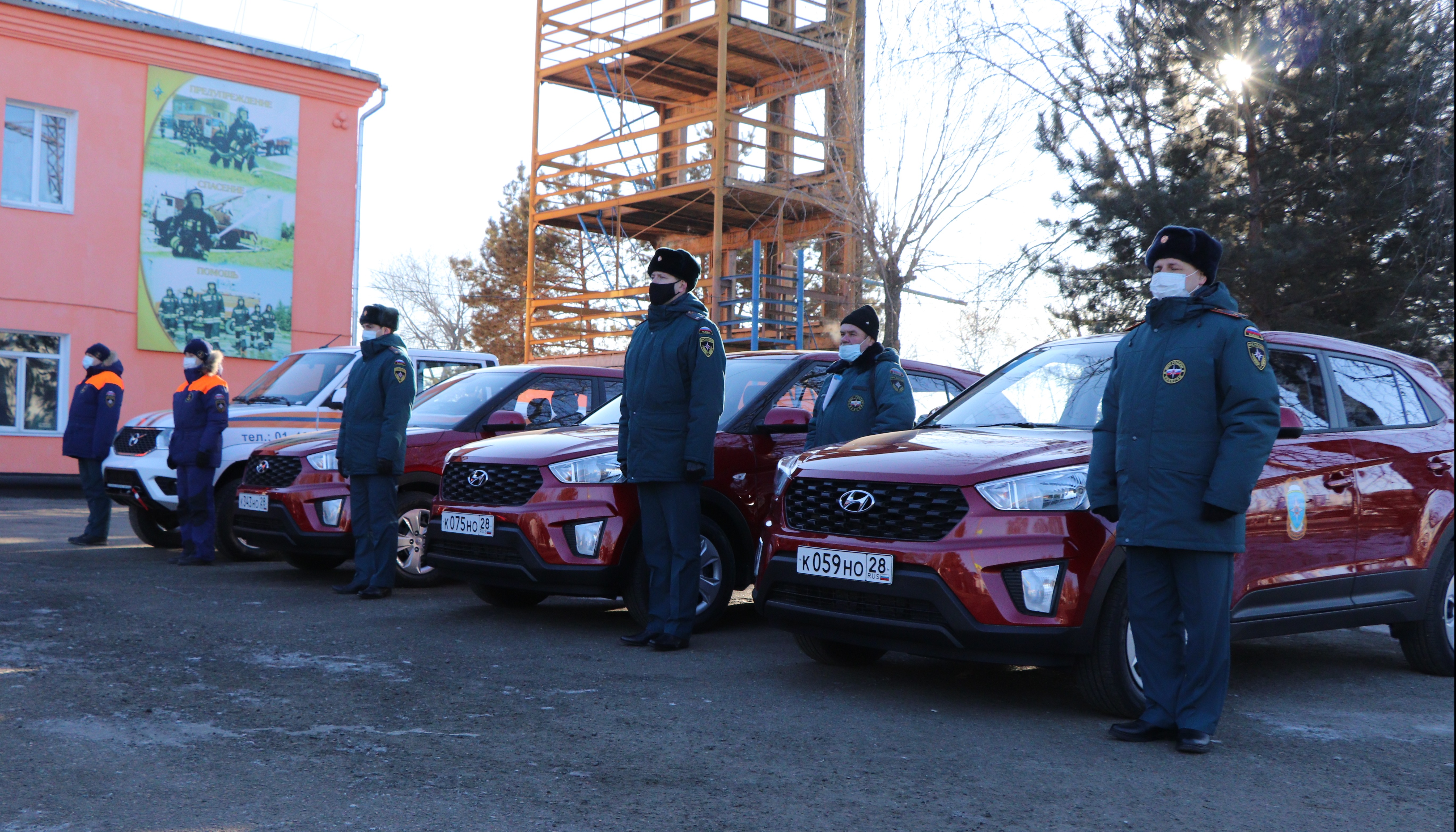 Пожарным г. Благовещенска вручили ключи от квартир и новые специализированные автомобили