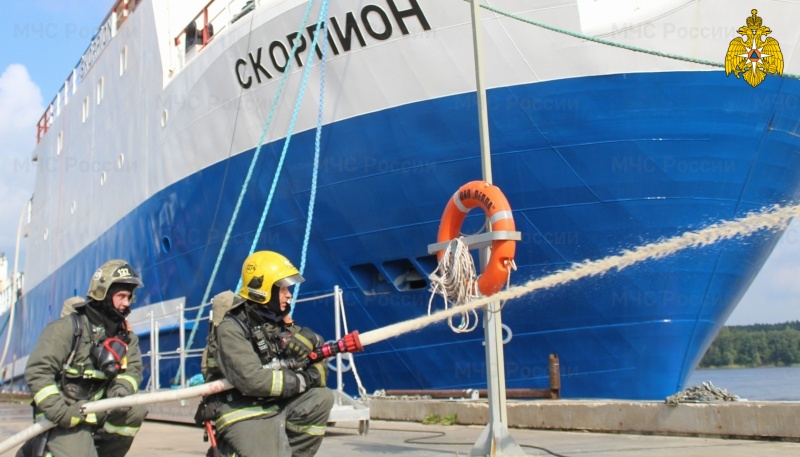 Пожарные Ленинградской области отработали навыки тушения пожаров на строящихся судах