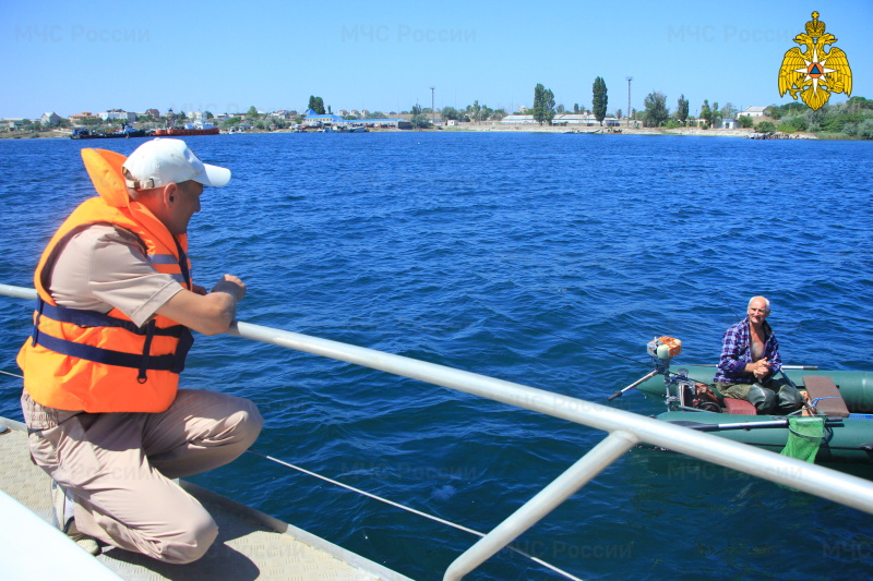 Инспекторы ГИМС Республики Крым проводят профилактическое патрулирование акватории Чёрного моря для обеспечения безопасности