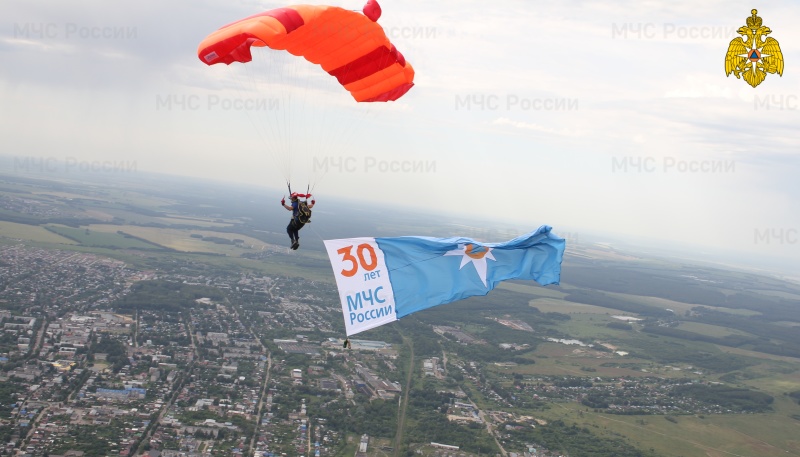 Нижегородские спасатели развернули в небе пятиметровые флаги в честь 30-летия МЧС России и 75-летия победы в ВОВ (видео)
