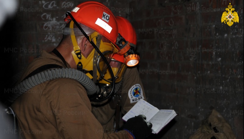Горноспасатели МЧС России вахтовым методом обеспечивают безопасность предприятий по добыче полезных ископаемых