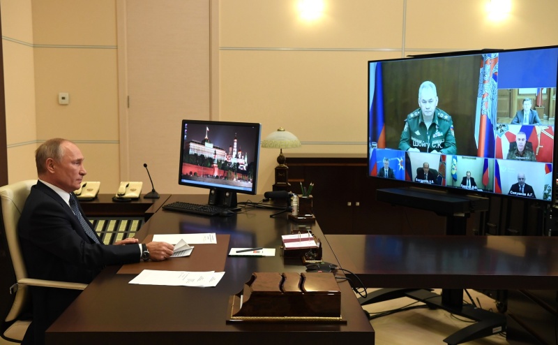 Евгений Зиничев доложил Владимиру Путину о проделанной работе МЧС России в Нагорном Карабахе