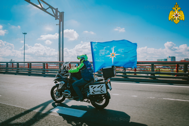 Пожарный мотоклуб «Fiery Hearts» провел мотопробег в честь 30-летия МЧС России и 75-летия победы в ВОВ (видео)