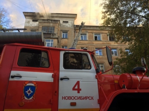 Пожарные расчеты проводят эвакуацию людей и ликвидируют крупный пожар в центре Новосибирска (фото)