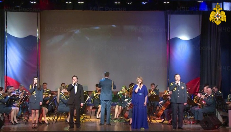 Показательный оркестр МЧС России поздравляет с Днем Победы в новом формате