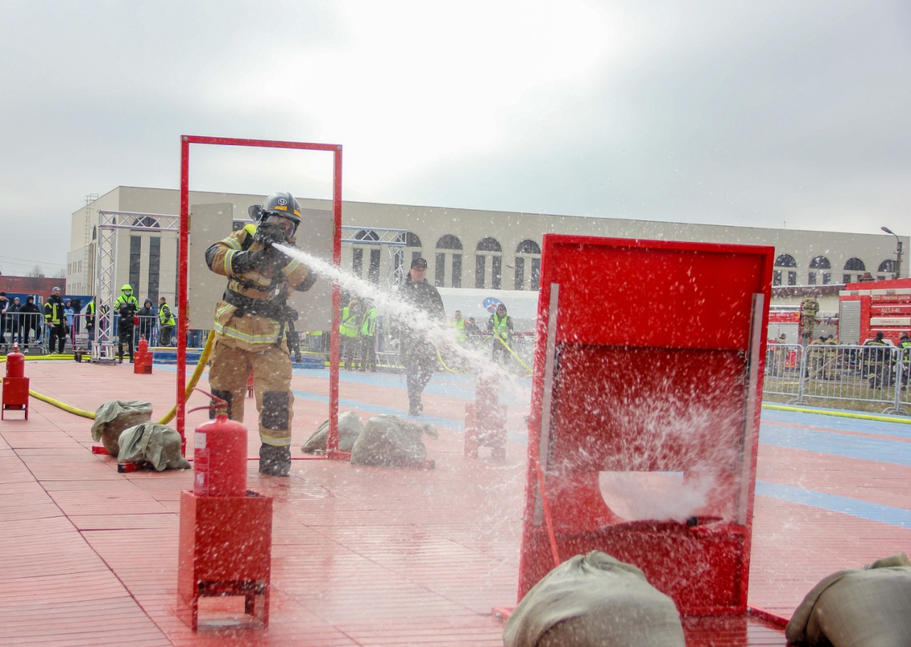 В Петербурге прошли соревнования «Сильнейший пожарный»