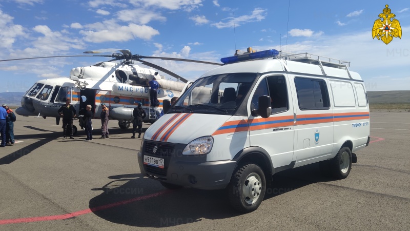 Спасатели эвакуировали двух туристов из Тоджинской тайги (видео)