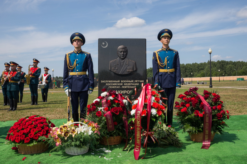 В Московской области открыт памятник основателю авиации МЧС России Рафаилю Закирову