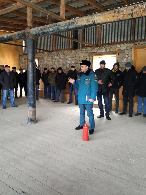 Сотрудники МЧС проводят в населенных пунктах республики сходы с населением