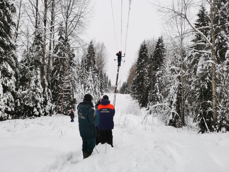 На контроле МЧС России ликвидация последствий комплекса неблагоприятных метеоявлений и нарушения электроснабжения
