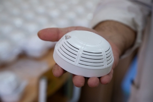 Жилье 15 000 многодетных новосибирских семей оборудуют пожарными извещателями