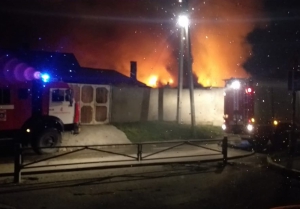 Крупное возгорание в частном секторе Новосибирска удалось ликвидировать при помощи пожарных стволов повышенной мощности