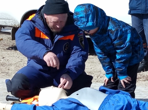 Спасатели МЧС России научили детей оказывать помощь пострадавшим на льду